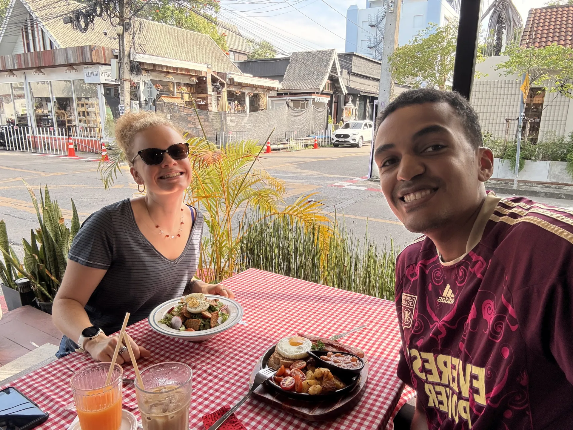 Manifreshto Cafe & Restaurant