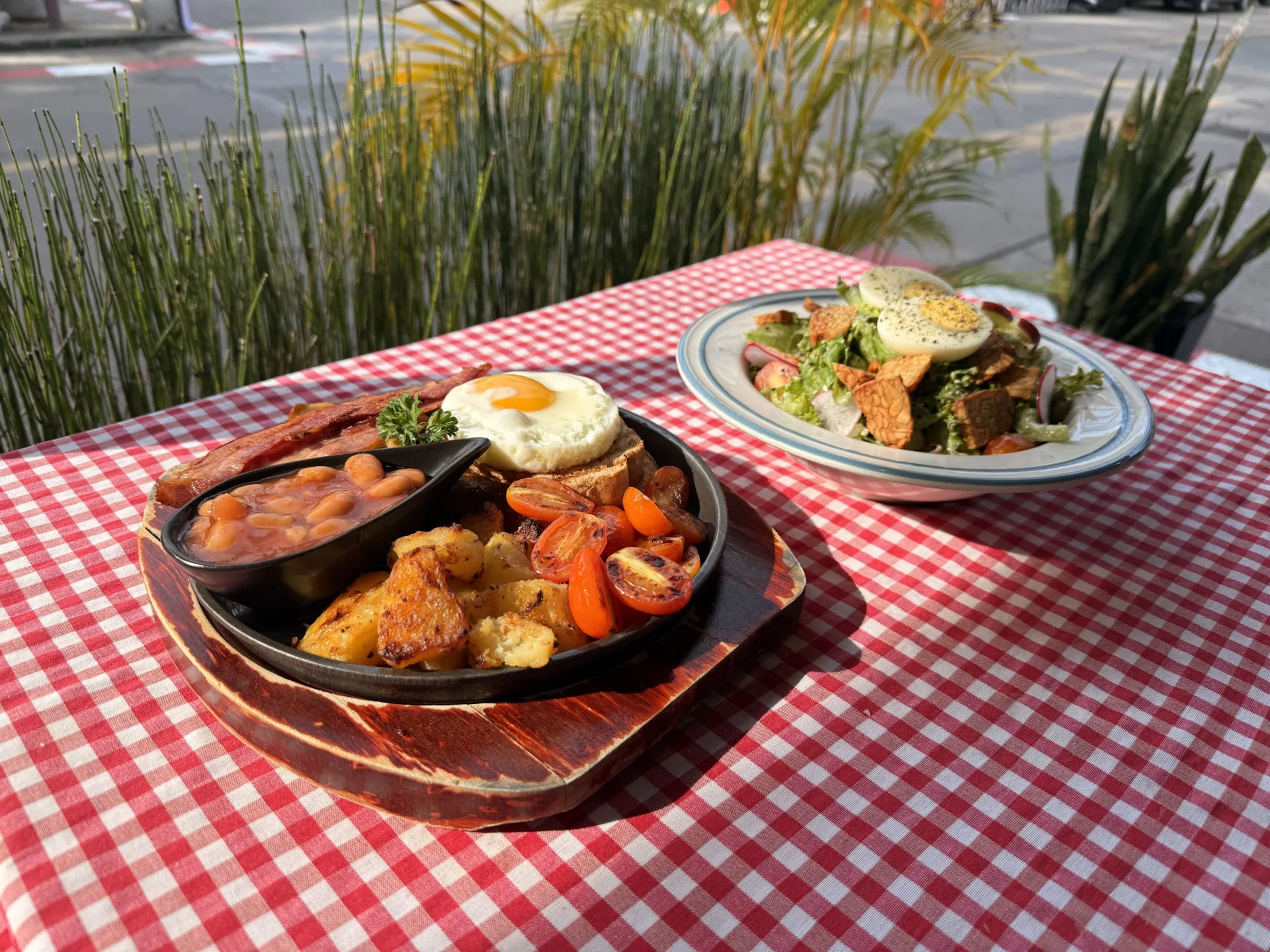 Manifreshto Cafe & Restaurant